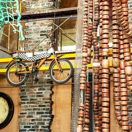 Noah Surf House Portugal Otel