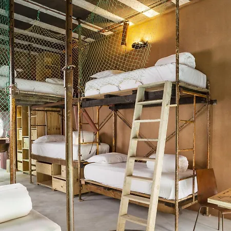 Noah Surf House Portugal Otel