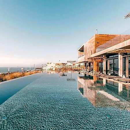 Noah Surf House Portugal Otel